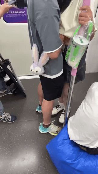 play玩法升级？上海地铁11号线惊现饥渴情侣当众摸奶